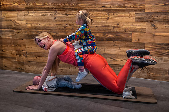 Anna Kraft mit Emmi (oben) und Milla bei Prime Time Fitness (©Foto: Prime Time Fitness)